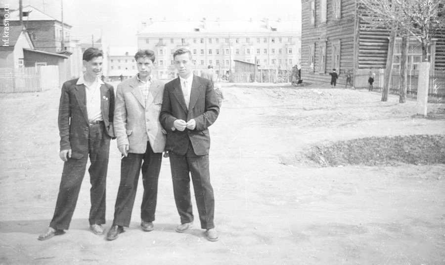 Около домов на Пионерской, на заднем плане слева "63-й дом", а на заднем плане дома на Комсомольской, справа деревянный барак, на месте которого стоит дом №6 по Пионерской, 1960-е годы