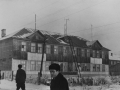 Вид от «конечной», на месте этого дома стоит дом №9 по Пионерской, 1960-е годы