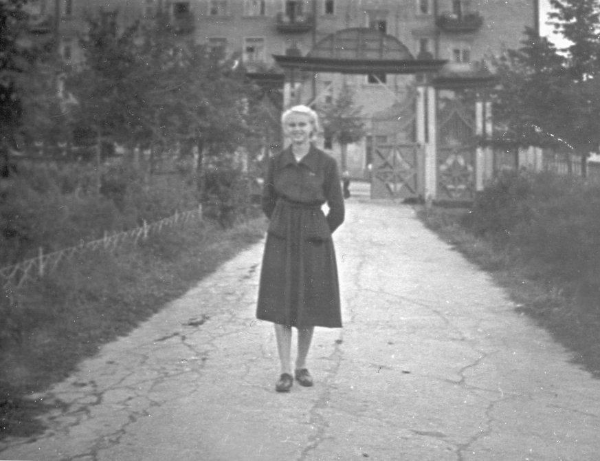 В парке за "штабом", на заднем плане дом №25/2 на проспекте Испытателей), 1960-е годы