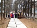 Работы по укладке нового тротуара, апрель 2003 года