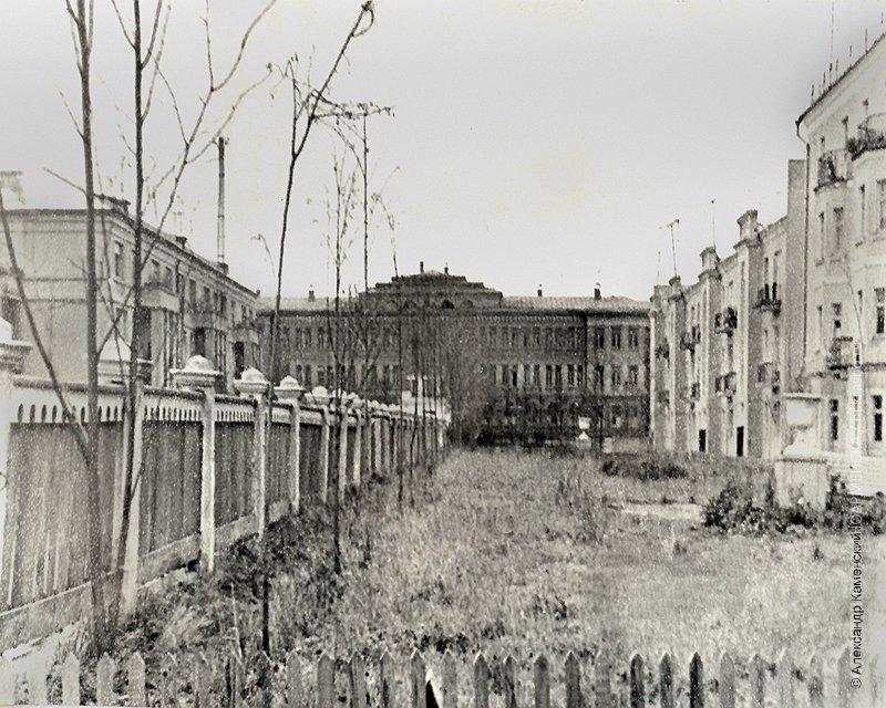 Улица Комсомольская в районе дома №10, вид на школу №2, 1950-е годы