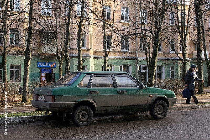 Улица Комсомольская, автомобиль ВАЗ-21099 и дом №12 (магазин Радуга), 2006 год