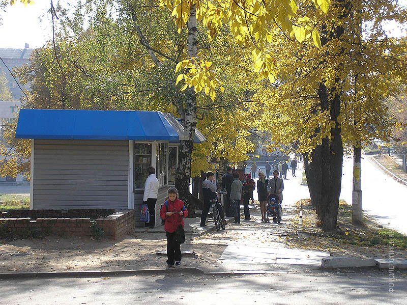 Осень на Комсомольской, площадь перед домом №12, октябрь 2005 года