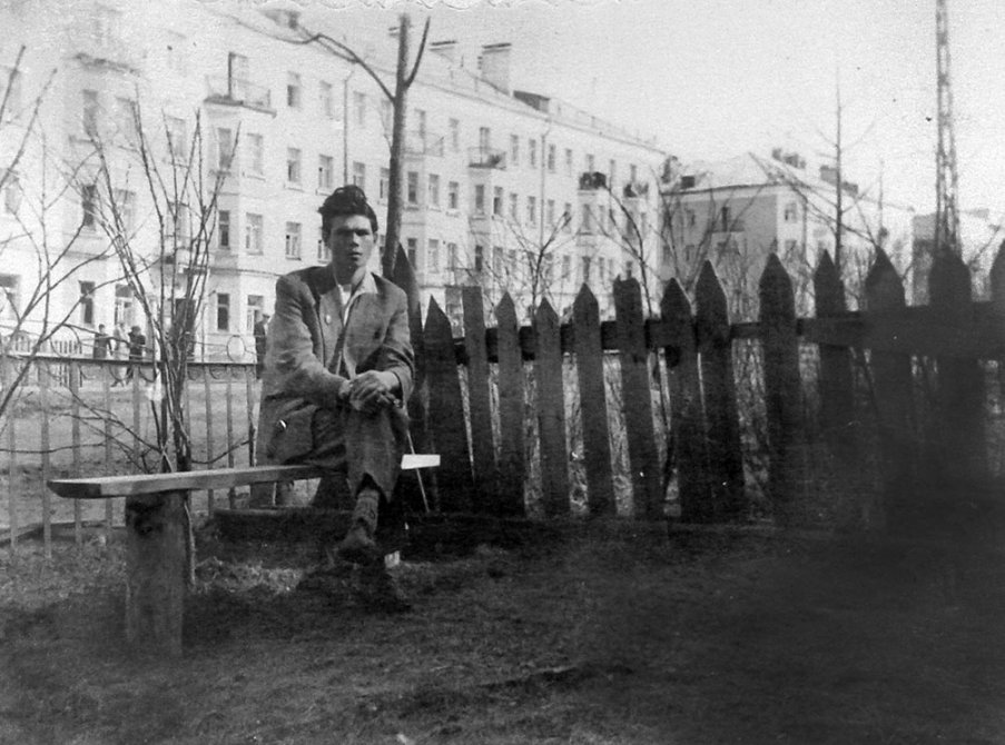 На Комсомольской улице, на заднем плане дом №12, 1950-е годы