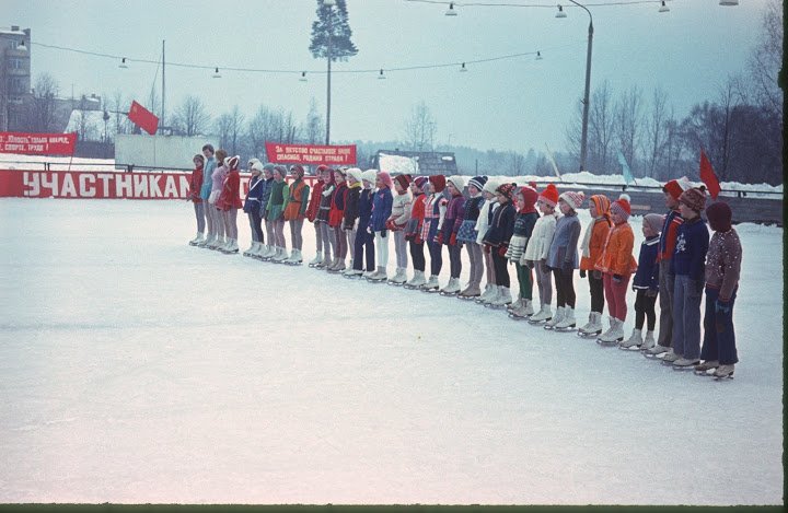 Соревнования фигуристок на хоккейной коробке клуба Юность в Красноармейске на Спортивной улице, 1983 год