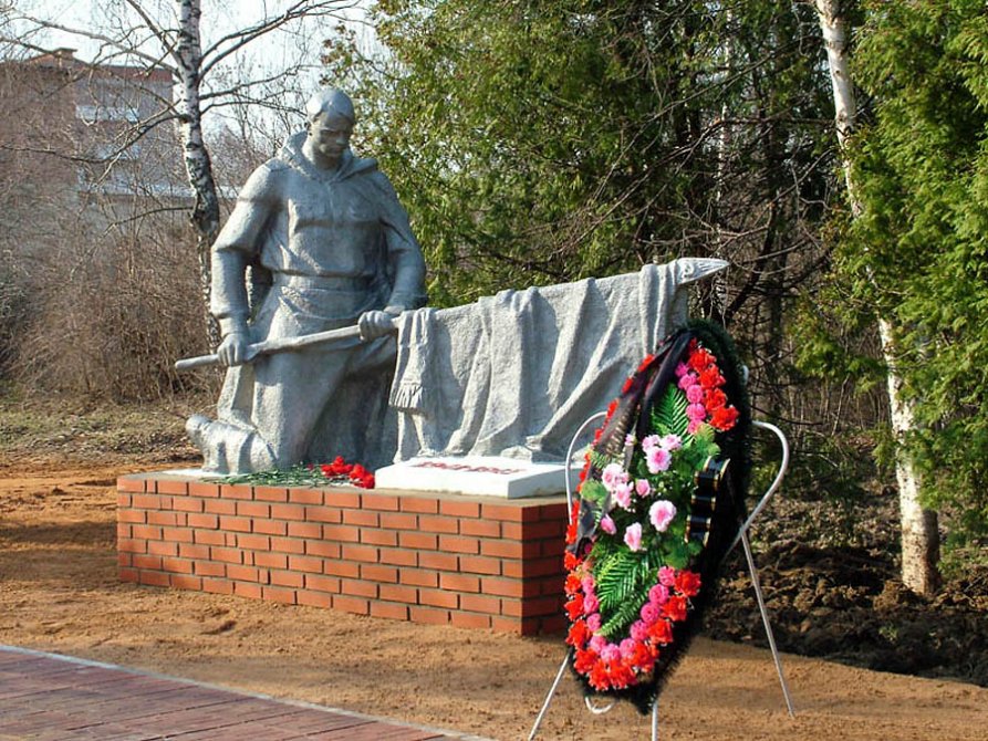 На территории предприятия установлен памятник павшим Воинам в Великой Отечественной Войне в 2007 году.