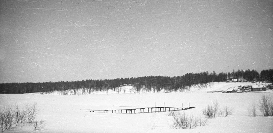 Река Воря в районе Бережной улицы, на фото "лавы" - деревянные дорожки над топкими местами у реки, 1960-е годы