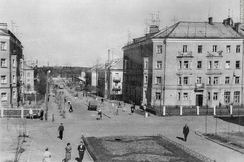 На снимке 1960-х годов перекресток улицы Горького и Комсомольской, обратите внимание на забор, отгораживавший полисадники от проезжей части.