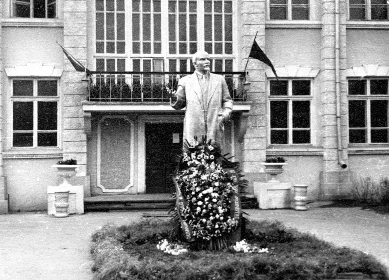 Памятник В.И. Ленину у здания городской поликлиники на улице Центральной, 1970-е годы