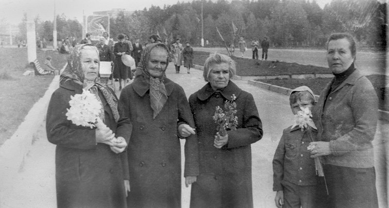 Горожане на майской демонстрации, улица Восточная, справа на фото Зоя Васильевна Титова, 1980-е годы
