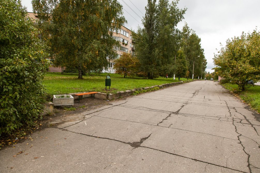 Пешеходная аллея на проспекте Испытателей, сентябрь 2013 года
