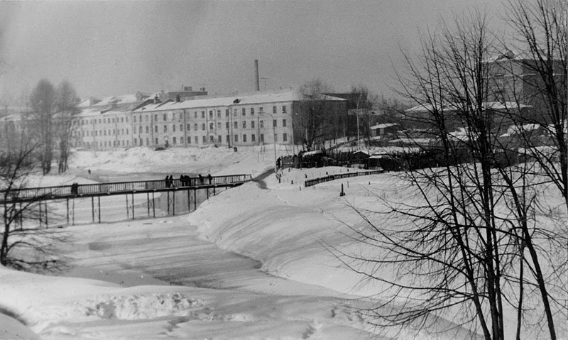 Казармы фабрики КРАФ (Вознесенской мануфактуры) и река Воря, 1980-е годы