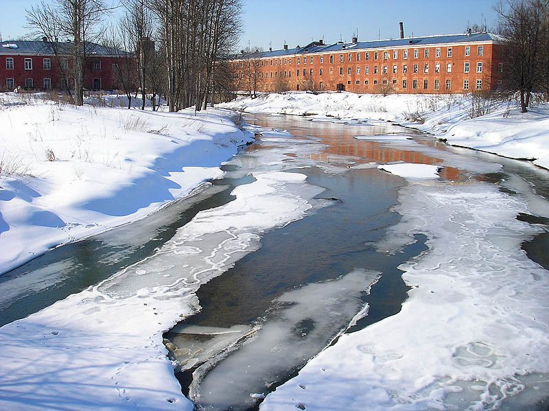 Казармы фабрики КРАФ (Вознесенской мануфактуры) и река Воря, март 2005 год