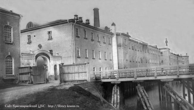 Ворота и мост на фабрике, начало XX века