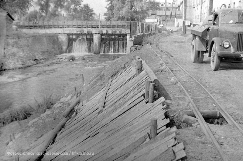 Из котельной фабрики на вагонетках вывозили горячи шлак и сбрасывали его с высокого парапета плотины в Ворю. 1950-е годы.