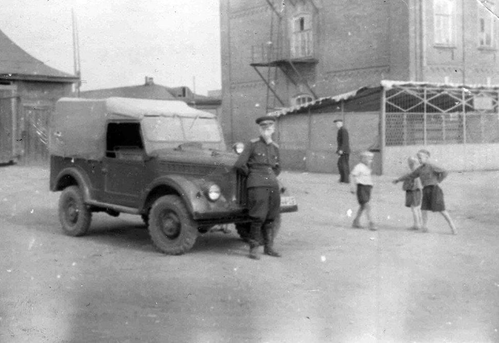 Милиционеры, на заднем плане дом №25 на Чкалова (сегодня здесь находится Администрация), а перед ними вольеры для служебных собак, 1960-е годы