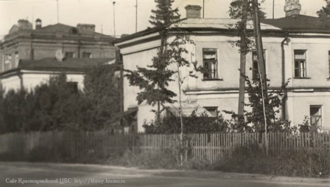 Дома №2 и 4 по улице Чкалова, этих домов сейчас уже нет. 1980-е годы