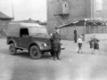 Милиционеры, на заднем плане дом №25 на Чкалова (сегодня здесь находится Администрация), а перед ними вольеры для служебных собак, 1960-е годы