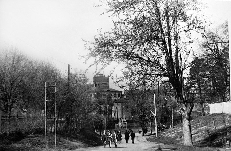 Спуск от улицы Чкалова к Плотине, слева Дом Миндера, 1970-е годы