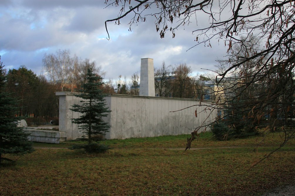 Обратная сторона монумента павшим войнам в Красноармейске, 2006 год