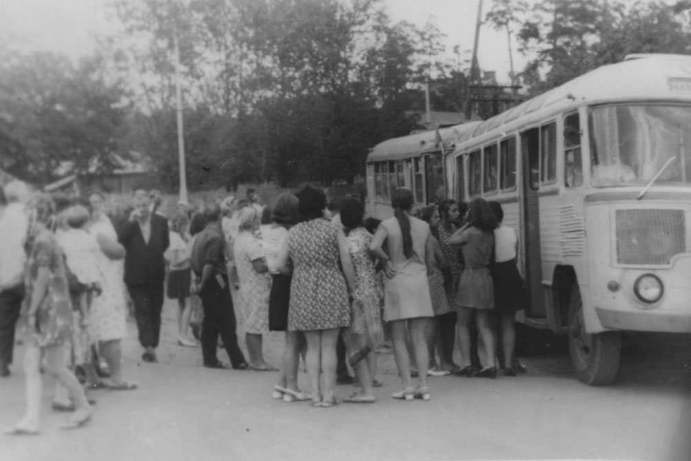 Колонна автобусов около Площади Победы, 1970-е годы