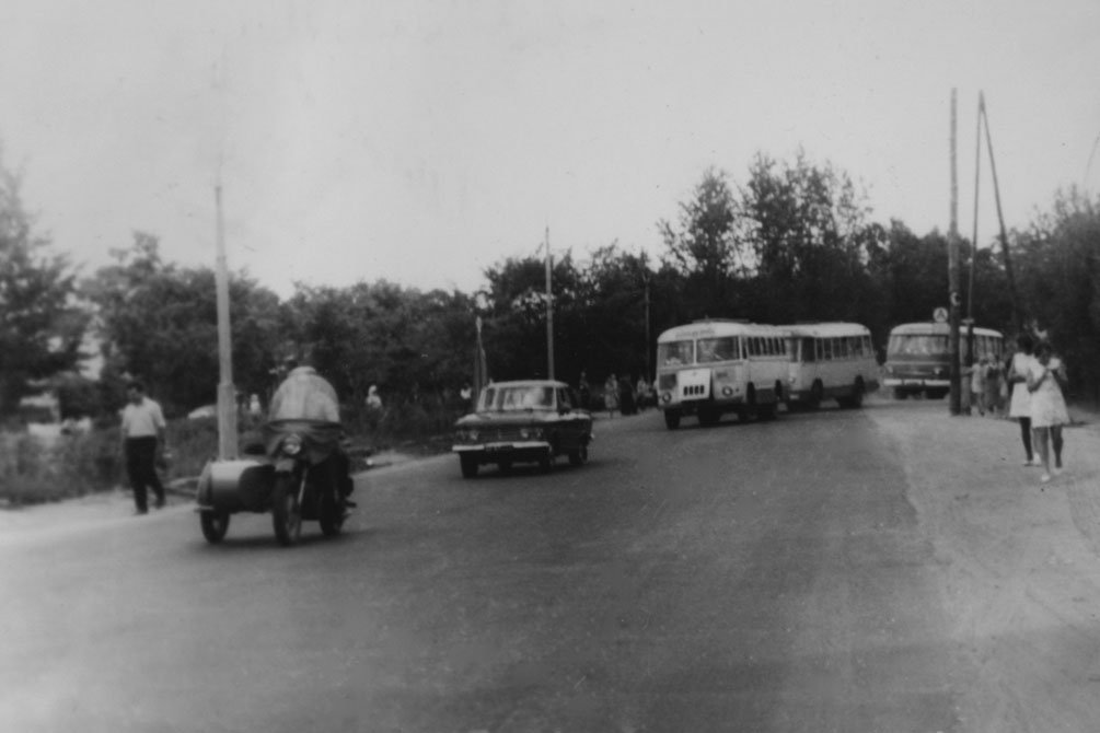 Колонна автобусов около Площади Победы, 1970-е годы