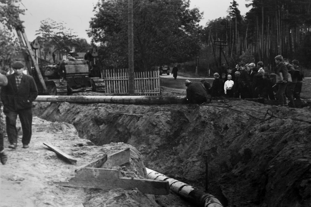 На фотографии запечетлено историческое событие 1960-х годов — в город проводят газовую магистраль, место рядом с Площадью Победы