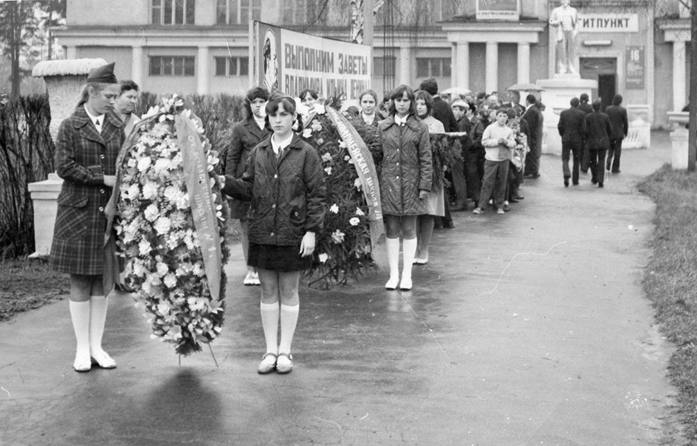 Пионеры около ДК им. Строгалина, 1960-е годы