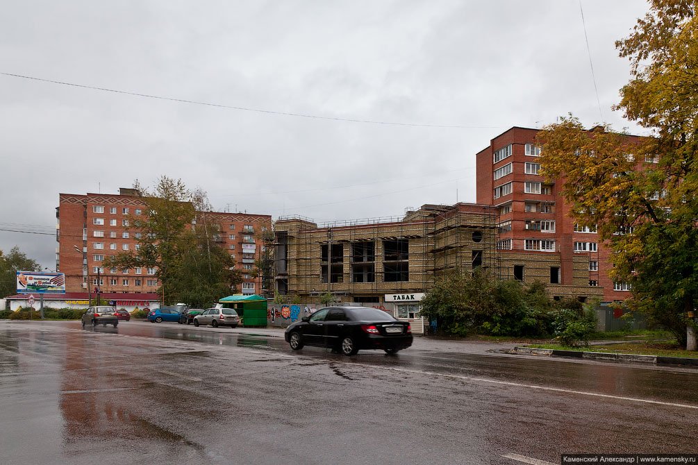 В 2010 году магазин в доме №2 закрыли на реконструкцию. 2011 год, идет строительство