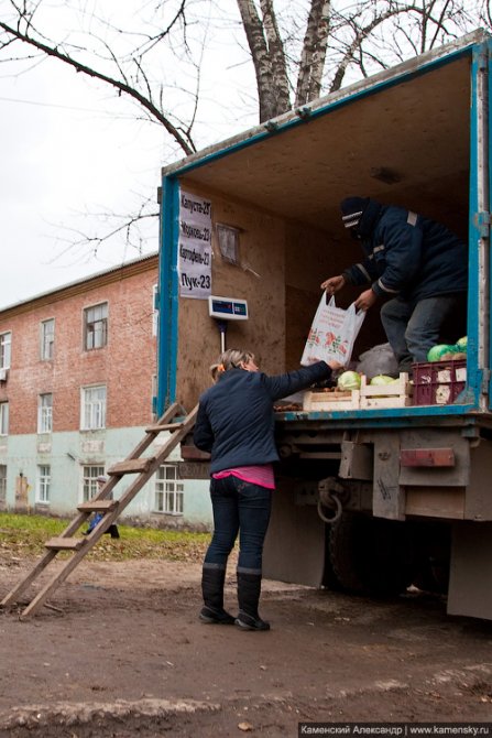 Торговля овощами на Пионерской, апрель 2013 года