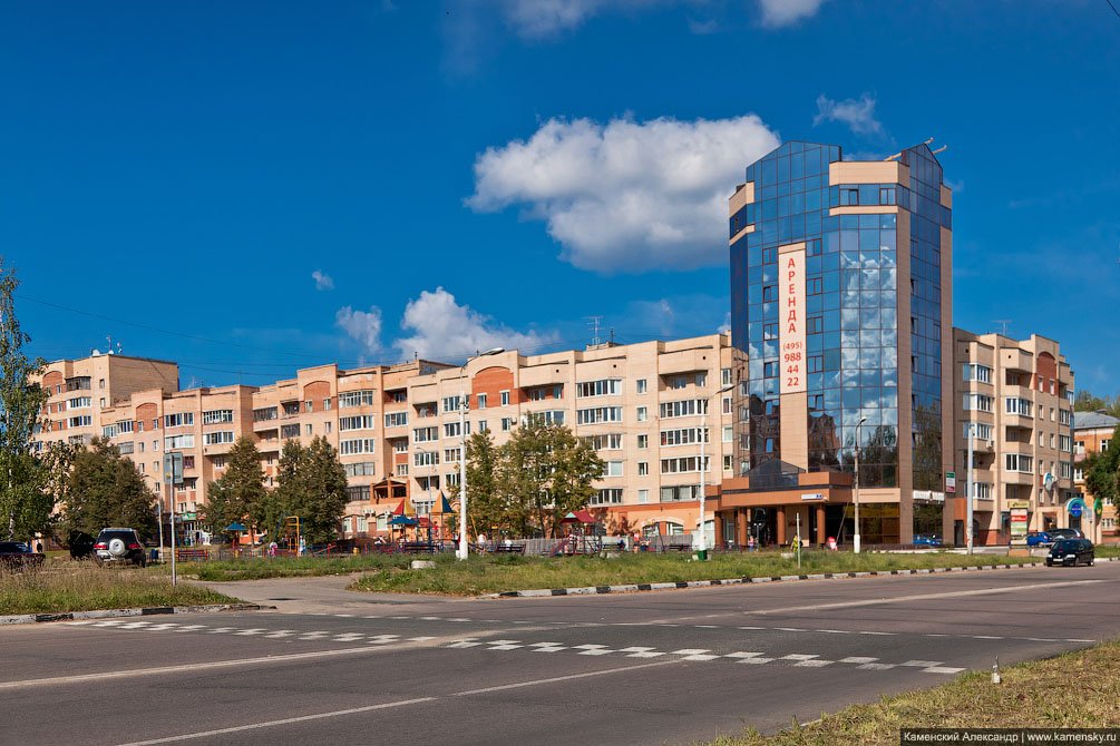 Дом №4 на Комсомольской, вид от проспекта Испытателей, август 2011 года