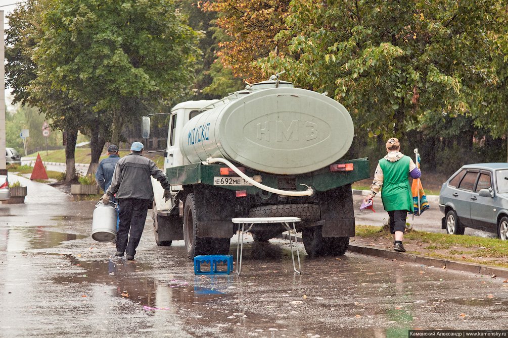 Бочка с молоком под проливным дождем, площадь перед Детским миром, сентябрь 2011 года