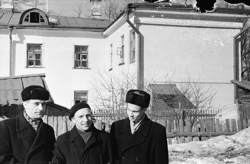 На улице Чкалова, на заднем плане дом 8, называвшийся "детский мир", не сохранился, 1960-е годы