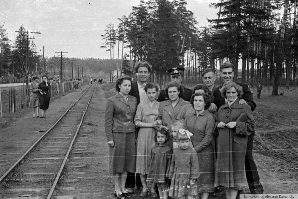 Горожане на улице Чкалова, узкоколейка, 1960-е годы