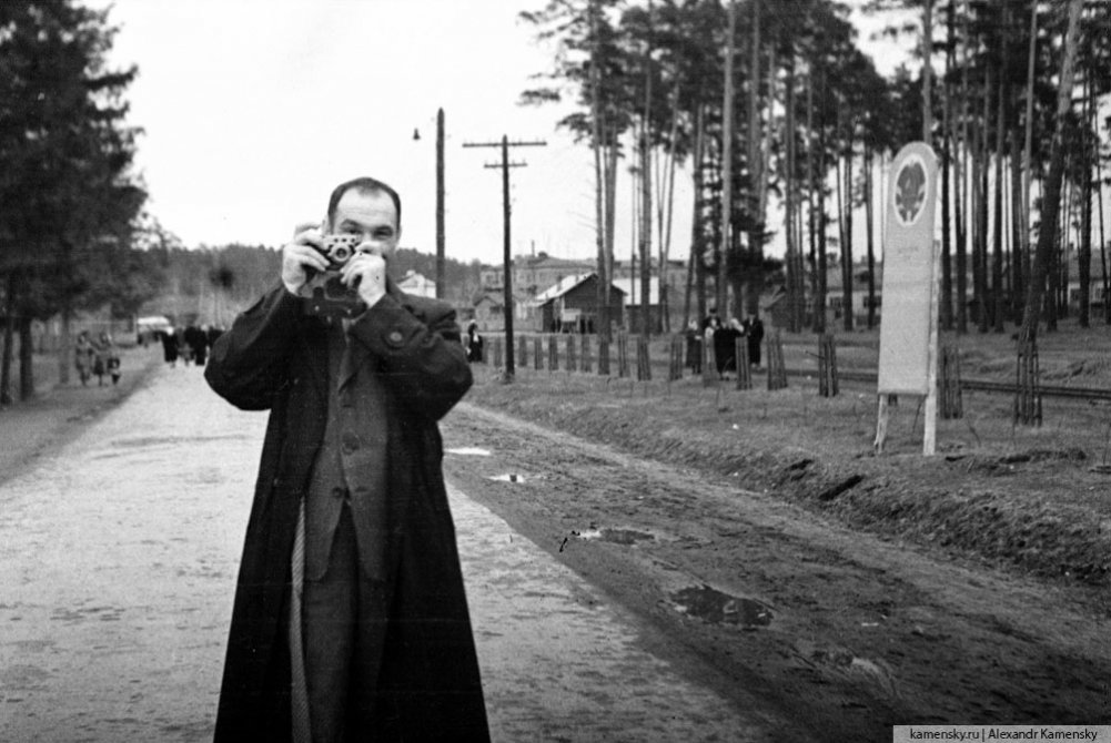 Горожане на улице Чкалова, узкоколейка, 1960-е годы