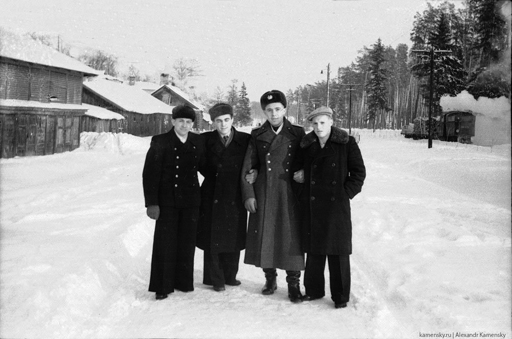 Горожане на улице Чкалова, узкоколейка, 1960-е годы
