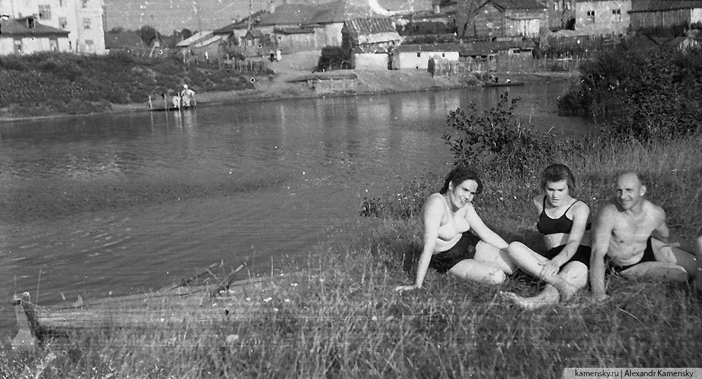 Горожане на Воре, на заднем плане слева Горячий цех (дом номер 2), и бараки Аксюрино в центре.
