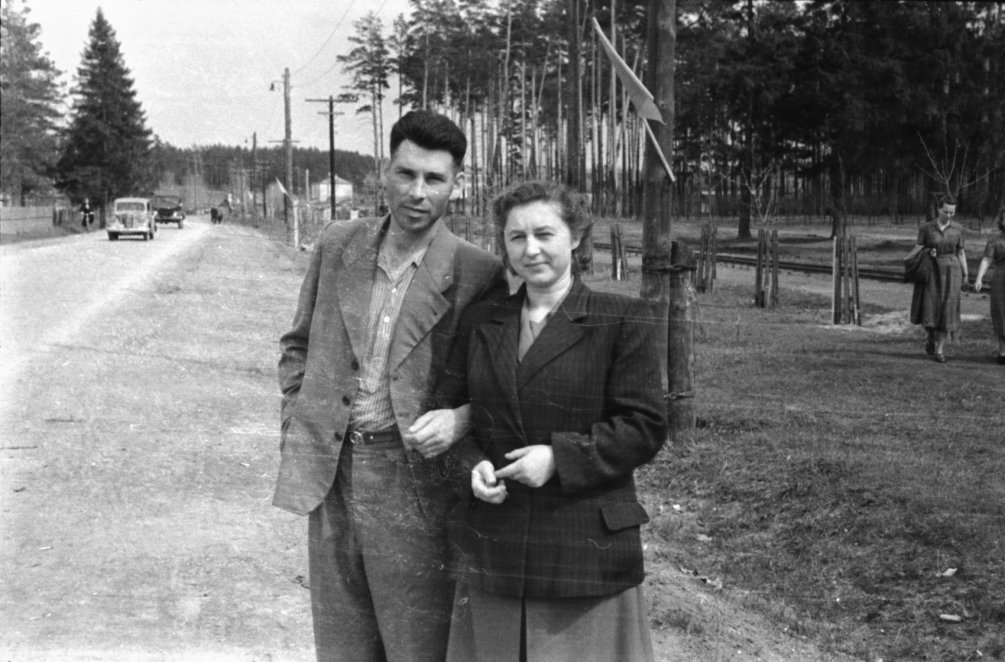 Горожане на улице Чкалова, 1950-е годы