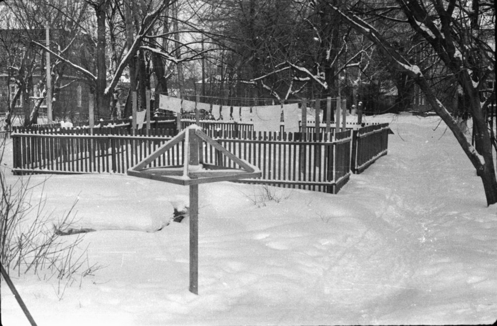 Дворик на улице Чкалова, место для сушки белья, 1950-е годы