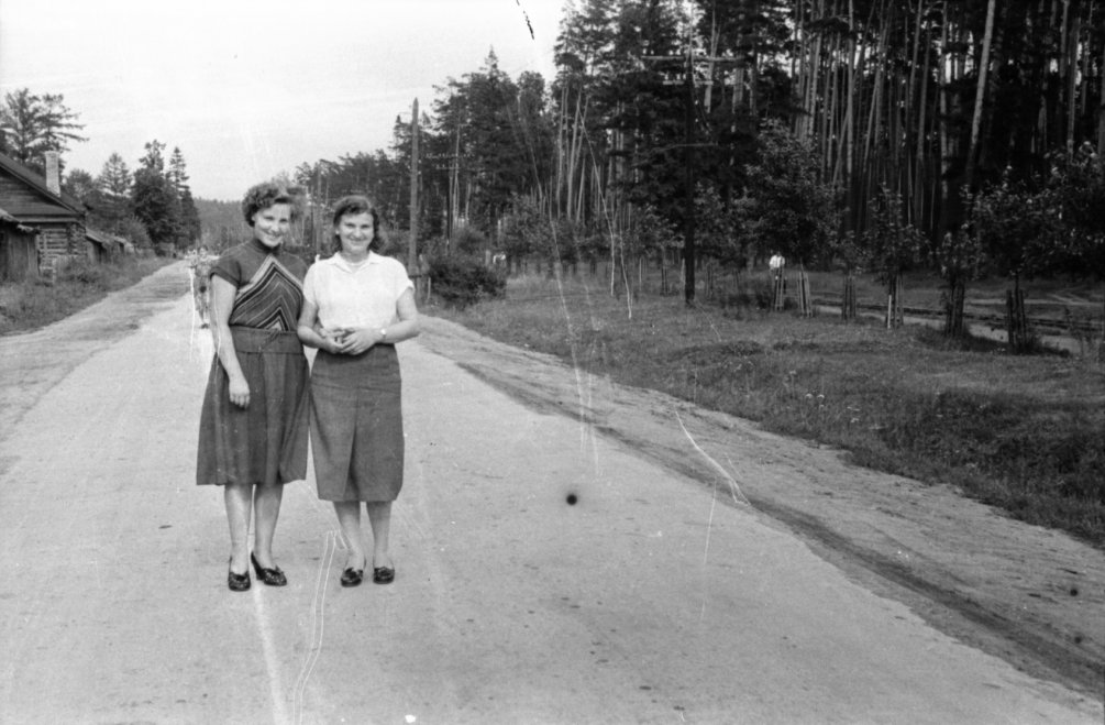 Горожане на улице Чкалова, 1950-е годы