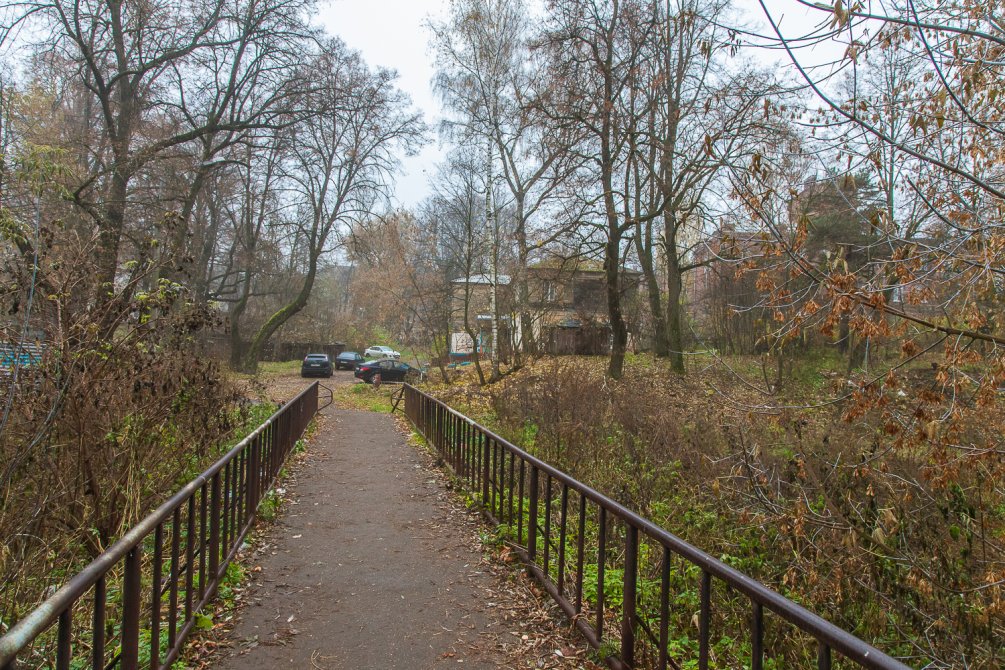 Вид с бывшего "Висячего моста" на улицу Чкалова, октябрь 2015 года