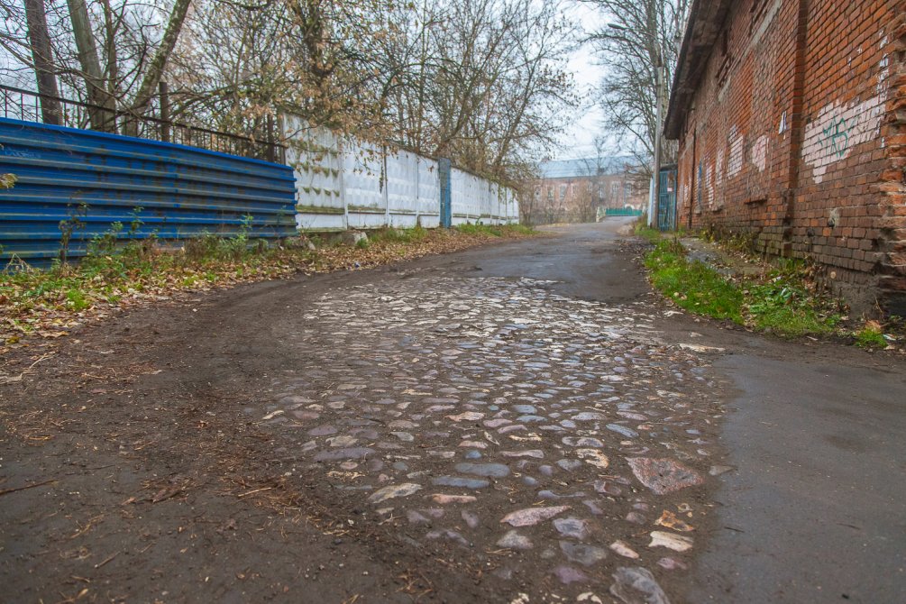 Остатки мощеной булыжником фабричной улицы, Заречный тупик, октябрь 2015 года