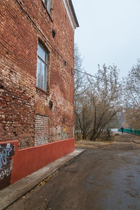 Фасад дома 2 по улице Свердлова и следы ворот, октябрь 2015 года