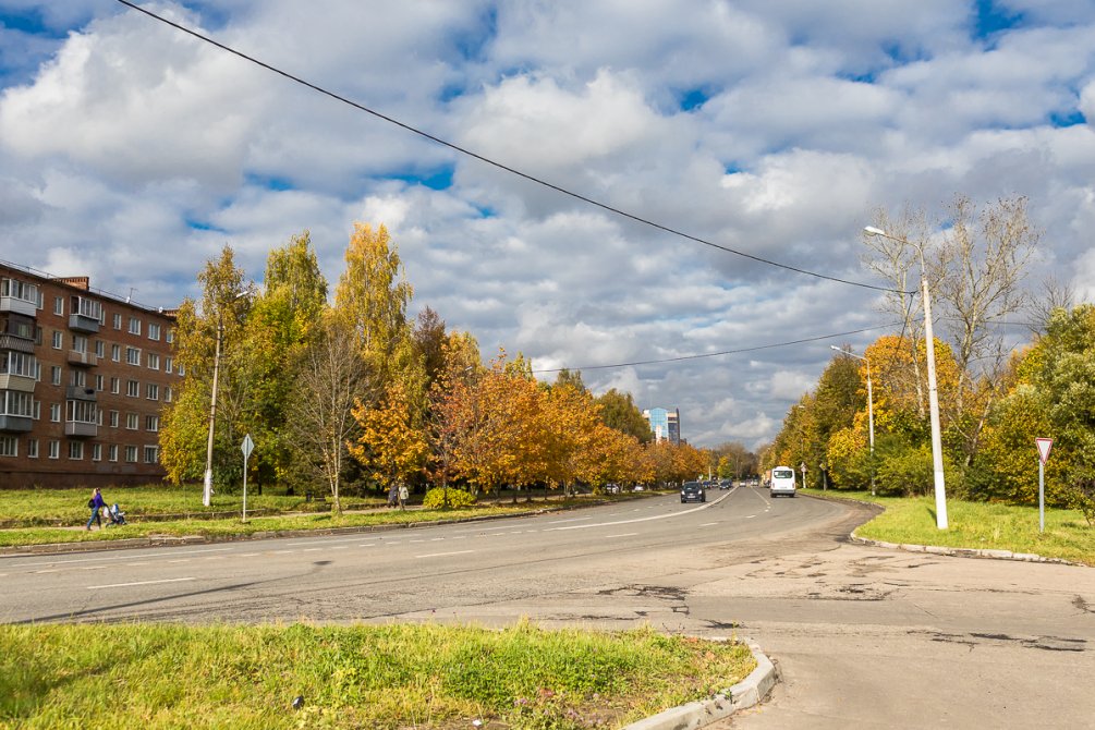 Проспект Испытателей в районе Детской поликлиники, октябрь 2017 года