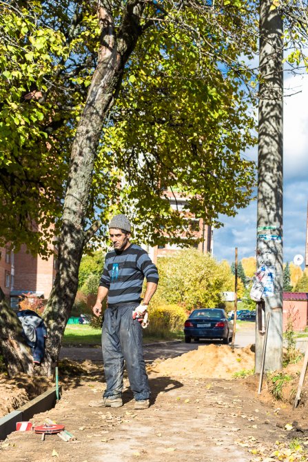 Рабочие на дорожных работах в Красноармейске, октябрь 2017
