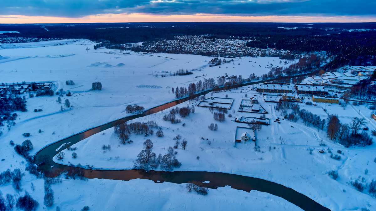 Бывший низочек на переднем плане и Подсобное - на заднем, Красноармейск, февраль 2022