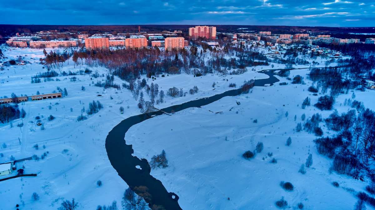 Яркий февральский закат на берегу реки Воря в Красноармейске, февраль 2022