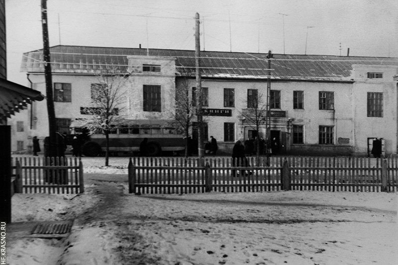 Дом «на конечной» (8А по проспекту Ленина), в 60-е годы он целиком выкрашен в желтый цвет