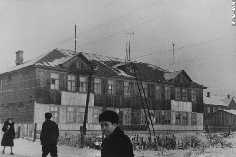 Деревянный дом, на месте которого сейчас стоит дом №9 по Пионерской улице, 1950-е годы