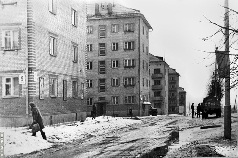 На снимке дома №13/9 и №15 по проспекту Ленина, 1970-е годы